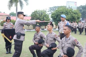 6 Personil Bintara Remaja Polres Kampar Ikuti Tradisi Pembaretan