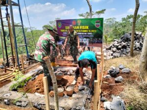 Anggota Satgas TMMD 118 Kodim Ciamis Mulai Membangun Pondasi Toren Air di Sumur Bor