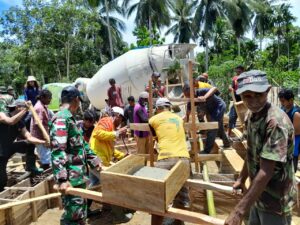 Bangun Kerukunan Dan Damai Di Perbatasan Papua, Dengan Bergotong-Royong Bersama Masyarakat Pengecoran Masjid Al-Aqsha