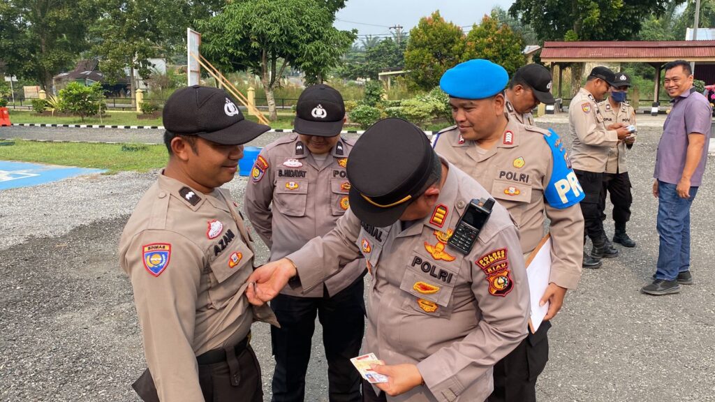 Kapolsek Siak Hulu Cek Langsung Kelengkapan Perorangan dan Sikap Tampang Personil