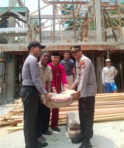 Kapolsek Kuantan Mudik Memberi Bantuan Untuk Surau Nurul Iman Desa Koto Lubuk Jambi.
