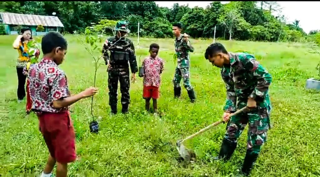 Satgas Yonif 122/TS Pos Pitewi Berikan Sosialisasi Penghijauan Kepada Anak-anak Sejak Di Bangku Sekolah Dasar YPPK Pikere Papua