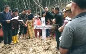 Pencarian Nihil, Keluarga Tabur Bunga di Lokasi Longsor Bukit Simarsolpah Simalungun