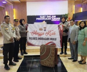 Polres Inhu Bantu Karpet Untuk Gereja GPDI Elsadai Saat Kegiatan Minggu Kasih