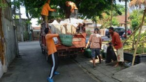 Babinsa Mangkubumen Ajak Warga Kerja Bakti Bersihkan Sampah