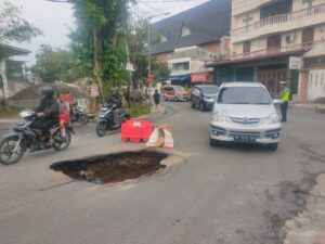 Lubang Menganga di Jalan Sibolga Dikasih Tanda Kemasan Limbah, Pemko Siantar Diminta Peduli