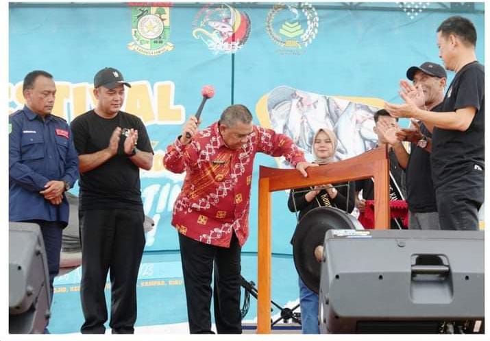 Sekda Kampar Dampingi Gubernur Riau Buka Festival Kampung Patin di XIII Koto Kampar