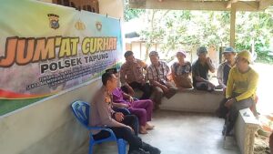 PLH Kapolsek Tapung Pimpin Jumat Curhat di Desa Sungai Agung Untuk Mendengarkan Curhatan  Masyarakat