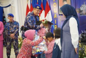 Momen Haru Irjen Iqbal dan Istri Peluk Anak Personel Polairud yang Gugur Dalam Bertugas