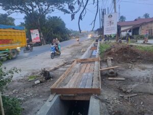 Pembangunan Drainase Desa Petatal Tanpa Plank Proyek, Jembatan Terkesan Lambat Dikerjakan