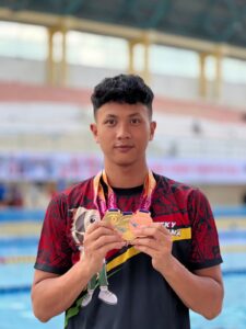 Personil Polres Kuansing Bripda Ricky Sabet 2 Medali Emas dan 1 Medali Perunggu di Kejurda Riau Swimming Championships 2023