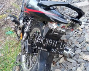 Pengendara Honda Supra X 125 Tertabrak Kereta Api Kutaba Cargo di Batubara