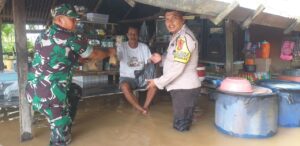 Waspada Banjir, Polsek Kuantan Tengah Monitoring Banjir Akibat Meluapnya Air Sungai Kuantan