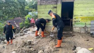 Unsur TNI/Polri Bersihkan Sisa Material Banjir Bandang Haranggaol Horison