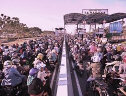 Tradisi Toron Madura,Warga Padati Akses Jembatan Suramadu