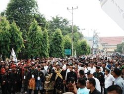 Dampingi Paslon SDM, Ribuan Warga dan Pemangku Adat Padati Kota Kuansing Menuju KPU