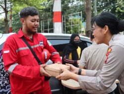 Polwan Polres Metro Jakarta Selatan Bagikan 400 Paket Makanan Siap Saji untuk Jemaah Sholat Jumat