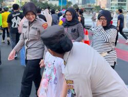 Polwan Layani Warga Saat Pam Car Free Day di Bundaran HI