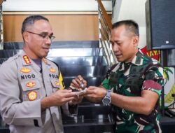 Kapolres Metro Jakarta Timur Berikan Surprise Ke Kodim 0505/JT Pada HUT TNI Ke 79