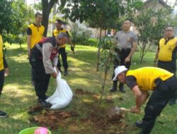 Penanaman Bibit Pohon Buah di Taman Helonix Pasar Rebo, Wujud Kepedulian Terhadap Lingkungan