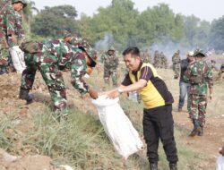 Karya Bakti di Sungai Ciliwung dalam Rangka Memperingati HUT TNI ke-79 Tahun