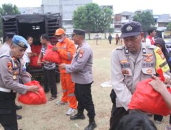 Peduli Korban Kebakaran Kalianyar, Polres Metro Jakbar Berikan Bantuan dan Buka Posko Layanan Dokumen