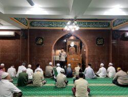 Polda Metro Jaya Gelar Sholat Subuh Berjamaah Keliling di Masjid Al Ikhlas, Jakarta Timur